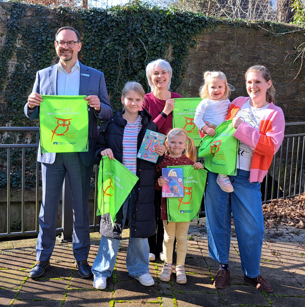 Manuel Wiegand Moira Baerbel Geesje Leevke Johanna Elstrod gruene Taschen 1